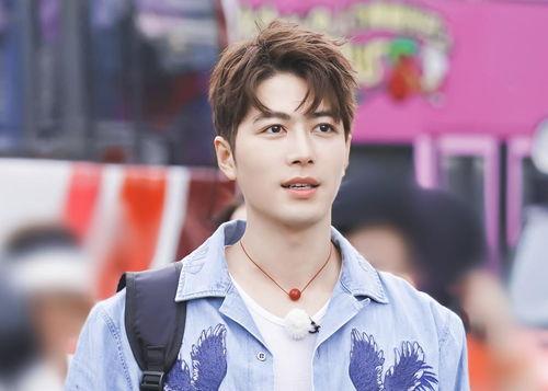 王一博吃瓜群众表情包,萌态尽显，网友直呼“太可爱”